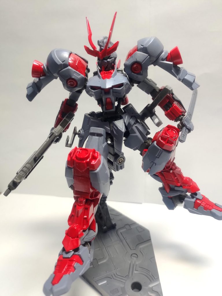ガンダムフレームでありながら。アストレイらしさが出てればいいかなと思います。あとは、思ったよりも赤の発色が良く3体揃うのが楽しみです。