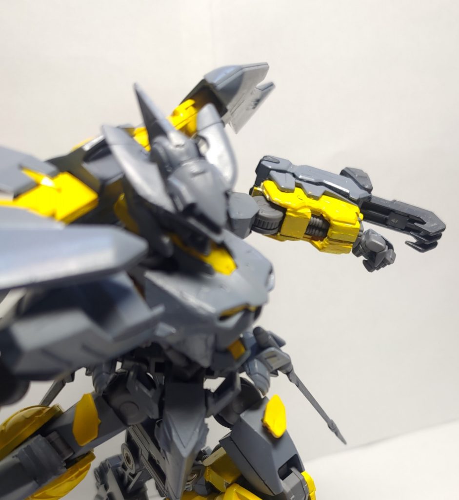 手甲爪「ライキリ」です。超至近距離での戦闘ではありますが、空戦中に切り裂く目的で使用されます。特殊超硬合金製であり、展開\収納状態問わず小型の盾としても使用可能です。