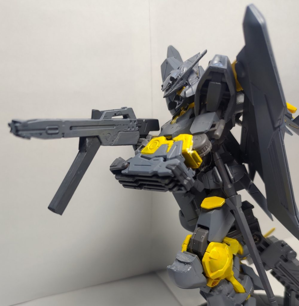 空戦中に弾幕を張るために、大容量マガジンを装備したマシンガンになります。マガジンは取り外せますがそれだけです。スペアとかは作成していないです。