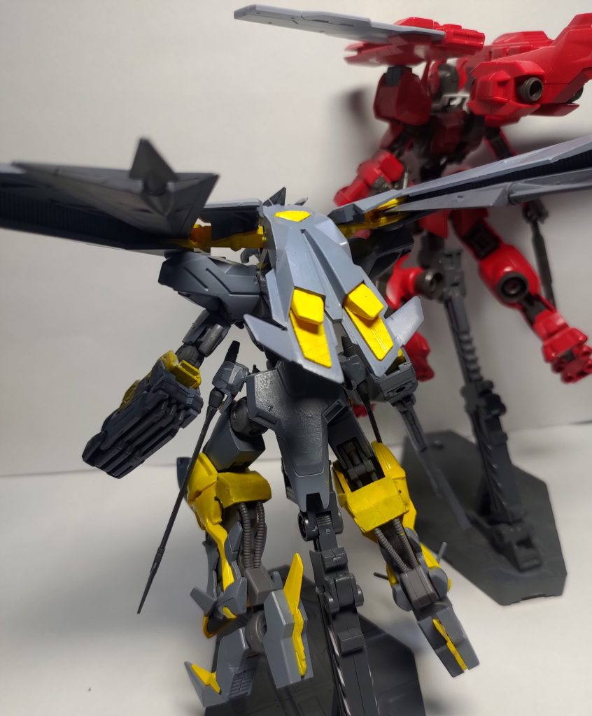 似たコンセプトの機体であるアスタロトとの共同訓練です。どちらも大気圏下での高高度飛翔および長時間滑空が可能であるため、パイロット同士も刺激し合っていたという妄想です。