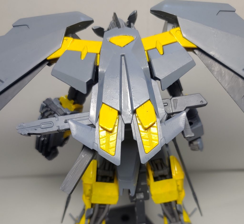 専用マシンガンは、背面フライトユニットの下に装備できます。アームに挟み込むだけの簡単仕様になっており、塗膜がやられてます