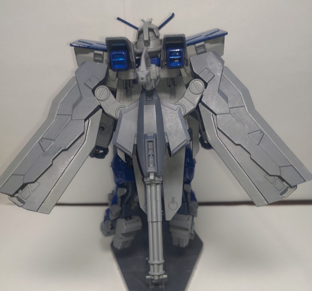 「フツノミタマ」背面装着時は、翼のようになってます。このおかげで肩の稼働時に干渉します。