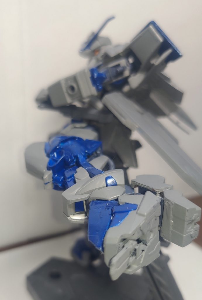 足先にも短剣が装備されています。「フツノミタマ」では対処できない至近距離かつ緊急時に使用します。