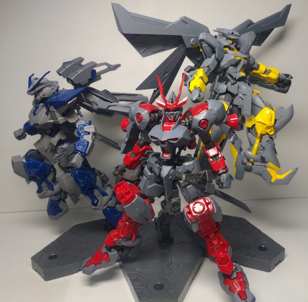 鉄血世界(妄想)での日本所属の三機体です。タミヤカラーさんの各海軍工廠用カラーの存在を知って、作成となりました。私の妄想では、厄祭戦では地球の防衛完了後に宇宙用戦艦「ヤマト」に搭載され宇宙での戦闘にも参加しています。旧日本軍の鎮守府としては、佐世保がありますがイメージカラーとして三原色を使用したので四機体目以降の予定はありません。コマンドアストレイやミラージュフレームがHGでリリースされたら考えるかもしれません。ここまで見ていただきありがとうございました。