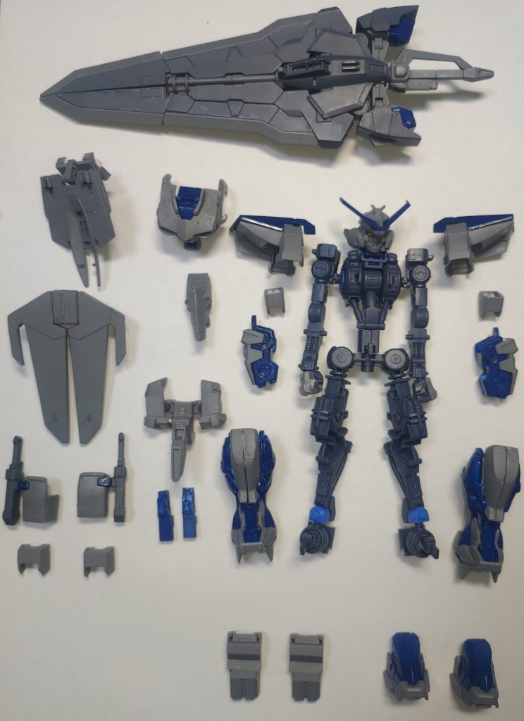 全ての装甲を外した姿になります。戦国アストレイや、ゴールドフレームのように脛部分カバーする装甲がないため、脚部アーマーが他の二作品とは構造が違います。また、足を小型化するにあたって足フレームも切り詰めてます。