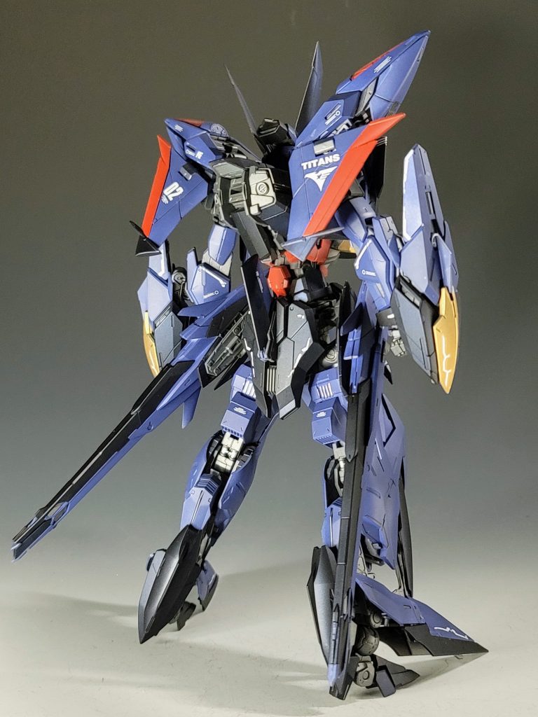 背面です。特徴的なシールドと銃剣によってシルエットがしまります。実はちょいちょいアナハイムのデカールも貼って、このガンダムもアナハイムの手柄にしてます笑