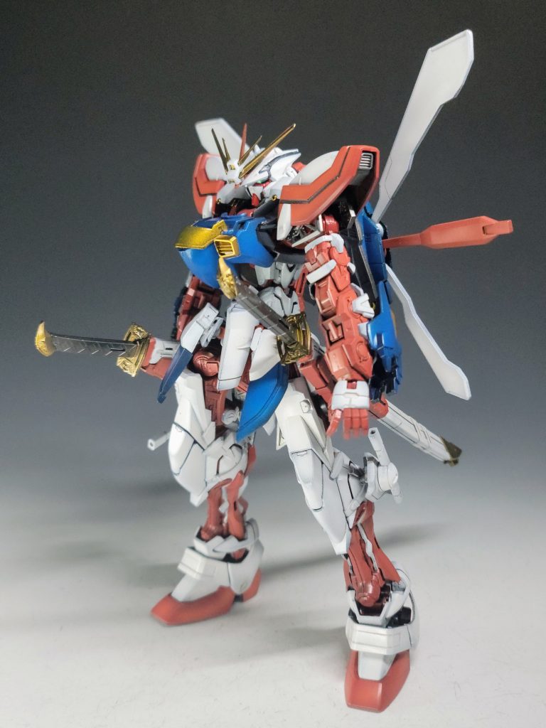 素立ちです。顔はアストレイのままなのですが、ゴッドのアンテナ部をつけるだけで一気にゴッドガンダムに見えるのが自分でも驚きました。あとはゴッドの特徴的なパーツをくっつけていき、違和感を無くすよう頑張ってみました