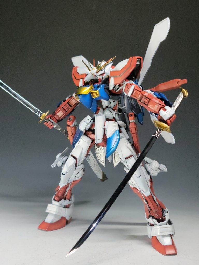 二刀流構え。ゴッドは日本刀が似合います。今回塗装はかなり塗り重ねました。できるだけ金属的な質感にしたいと思いつつメタリック塗装でない、くらいのを目指した感じです(ややこしい)下地はウイノーブラックで白:スーパーファインシルバー→コールドホワイト→クリアホワイト青:スーパーファインシルバー→インディーブルー→コバルトブルー赤:レッドゴールド→あずき色→ガンダムレッド(アニメカラー)金:レッドゴールド→クリアイエロー