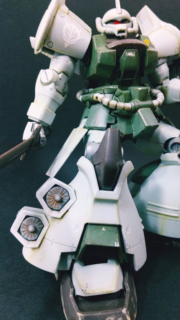 フライトタイプなので、砂塵で汚れるイメージ。Mrウェザリングカラーでウォッシングして、リアルタッチマーカーなどで汚しています。はじめてなので塗装はせず、成形色仕上げですが、ウォッシングしただけでそれっぽくなって感動……