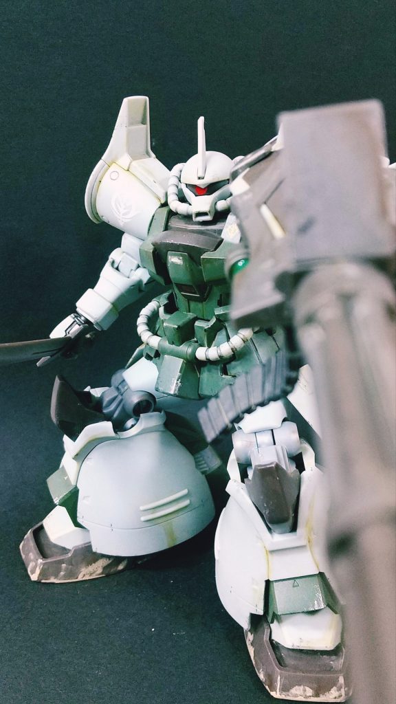 武器はブラウンで汚すと、鉄が焼けた感じになって良き！銃眼はクリアパーツに変えました。