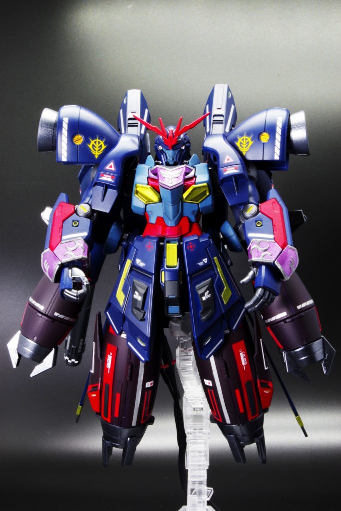 スタインにアウンリゼアーマーアームにストライカージンクス肩とプロペラントタンク取り付けにガーベラ・テトラ腰横にドラッツェ後ろスカートはゼルトザーム装飾にフェニーチェリナーシタ、他となっております。