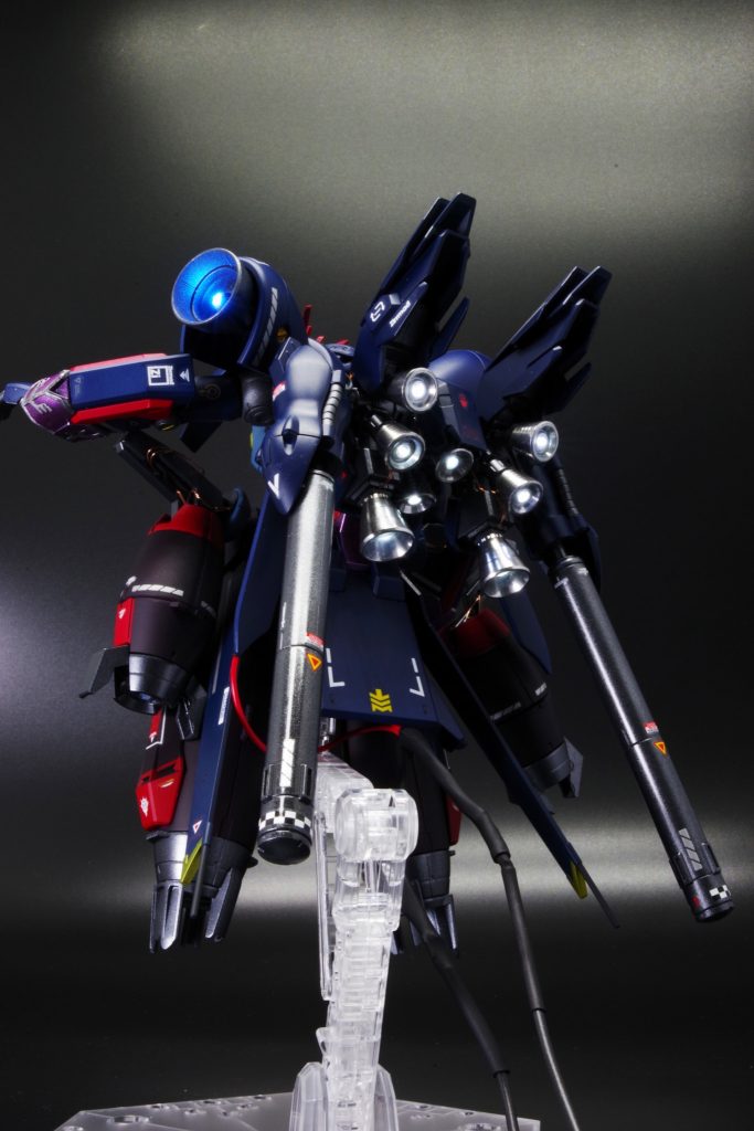 背中のバーニアは電飾目的として2つ増設しました、綺麗✨(自己満足w)プロペラントタンクはガーベラ・テトラの腕を使って取り付けてます。デザインだけなら違和感無いと思いますがどうですかね?