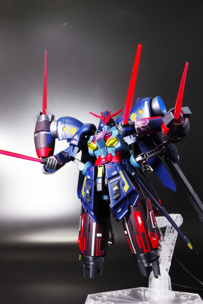 ジ・O モードアームでビームソードを形成し、四刀流となります。手数を増やして負けるのはラスボスのお約束。