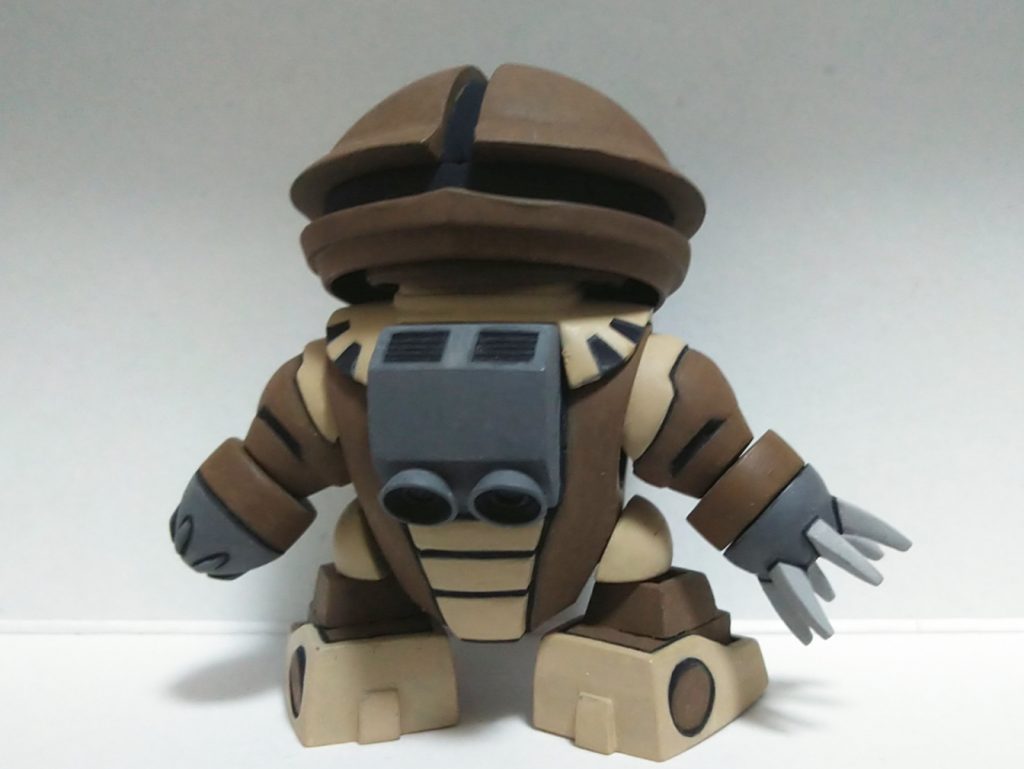 バックパック等、アニメに近づけてシンプルなデザインにする為、マイクロウォーズ版のディテールの多くは削り落としています。部分的にディテールを残してアクセントにしています。
