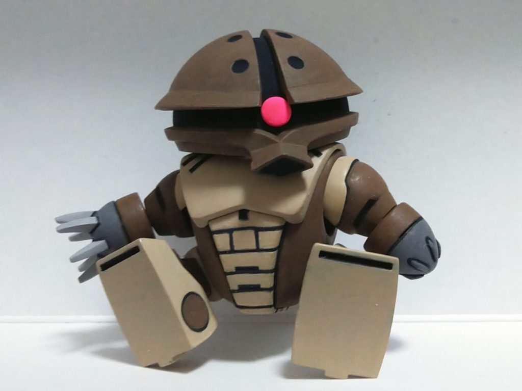 腰にジャマするパーツがないのでお座りポーズができます。