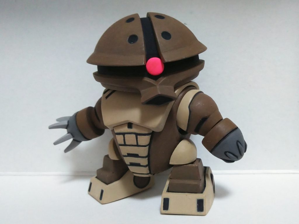 頭、胴体、肩はマイクロウォーズ版から加工。腕と足はガンプラコレクション版を加工して使っています。胴は上下を短くしています。足の付け根のクリーム色のところは市販の円形パーツを加工して自作しました。