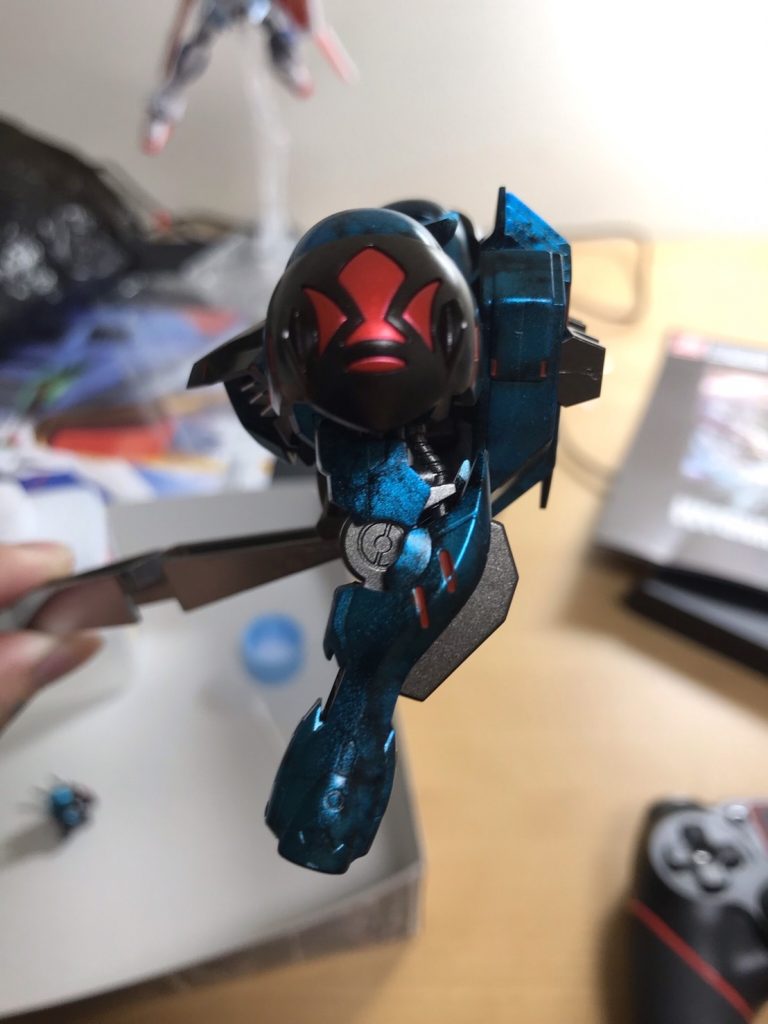 ちょっとこだわったところはこの肩アーマー鉄華団のマークといえば赤っしょ!て思ったんで赤に合うメタリックブラックをチョイスメタリックブラックのところはガイアノーツのピュアブラックにスターブライトシルバーを少量混ぜて作りましたフレームの鉄色はスターブライトシルバーに黒を少し混ぜました(背景散らかってて恥ずかしい…)