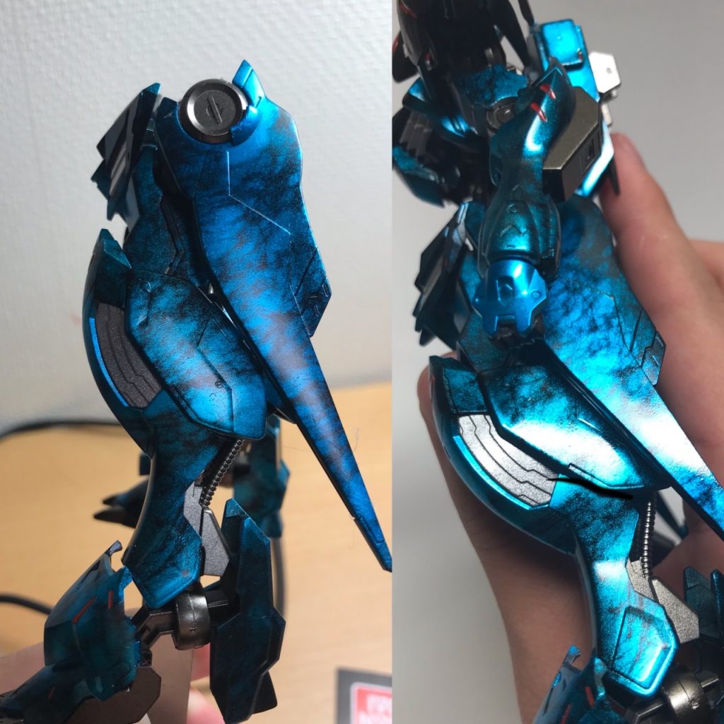 (左:光沢トップコート前/右:光沢トップコート後)トップコートは光沢を全パーツに2周かけた後、目の細かいヤスリで中研ぎして最後に光沢コートをもう2回しました大理石調の模様は思ってたよりもきれいにしっかりと出て嬉しかったですやり方を一応書いておくとサーフェイサー↓黒塗装↓繊維を伸ばして広げたウエットティッシュをパーツ一つ一つに巻き付け↓その上からシルバー塗装↓クリアーブルーで色付けネットで見たものを見様見真似で試してみましたが結構気に入ったので今後もちょくちょくやっていきたいです