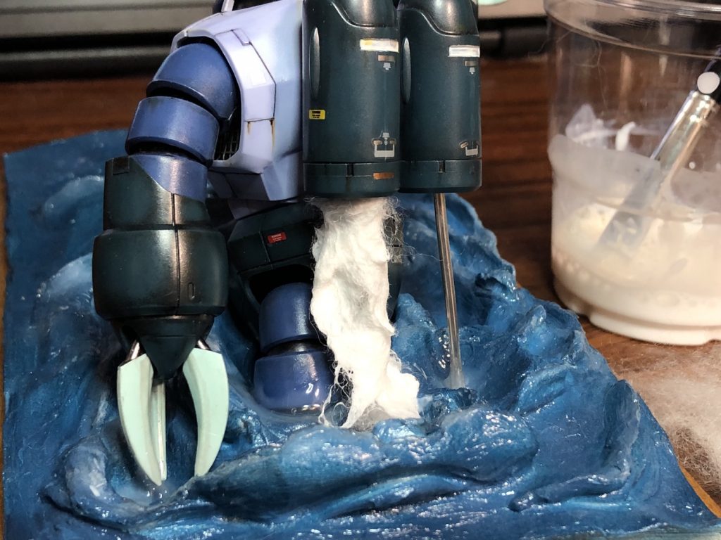 海面の水表現や泡の表現は100均の綿にボンド水を塗りたくって固めました。3種類ぐらいの綿で試しましたが、手触りの良い綿より少しがさついた硬めの綿の方が水表現には向いてる印象でした。