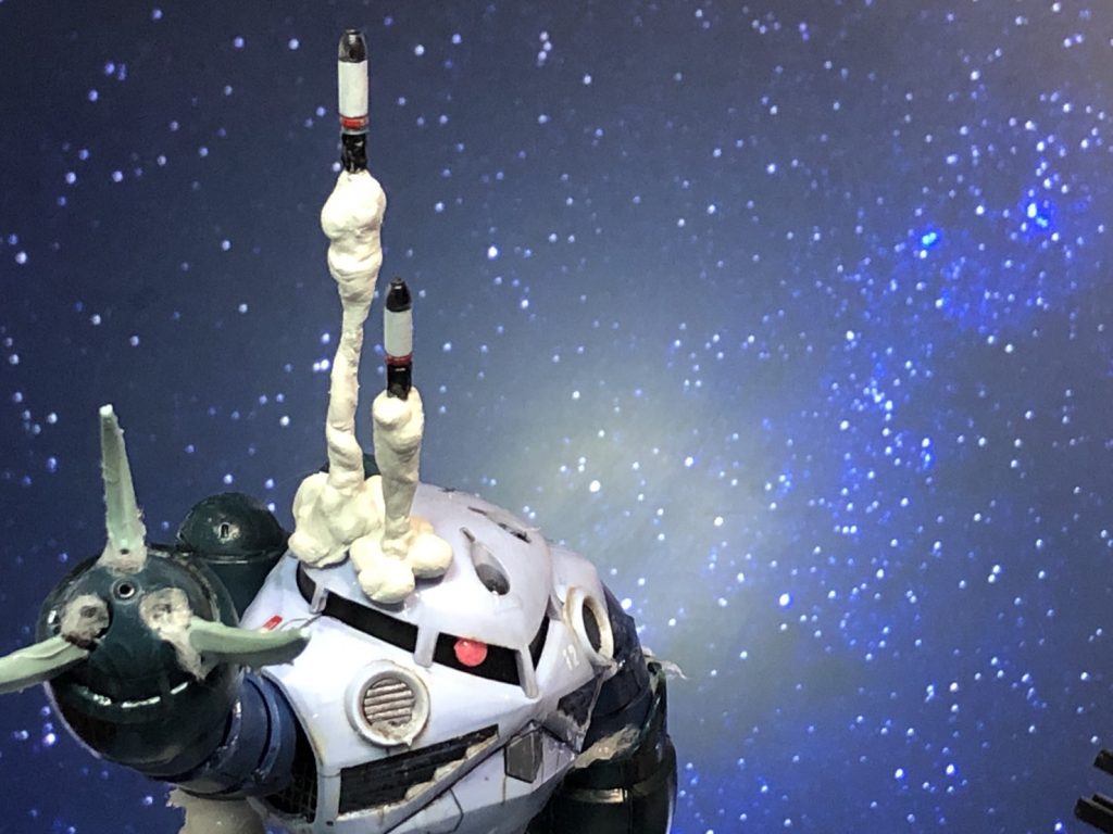 頭部ミサイルの表現は綿か粘土か悩みましたが粘土が余ったのでそのまま使い、エアブラシで塗装。エアブラシが下手すぎて塗料がダマになったのですが、逆にそれがいい味を出してくれて結果オーライとなりました笑