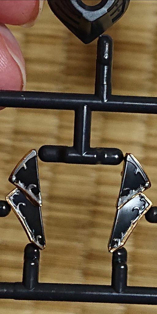 襟の塗装はつまようじを使用しました。