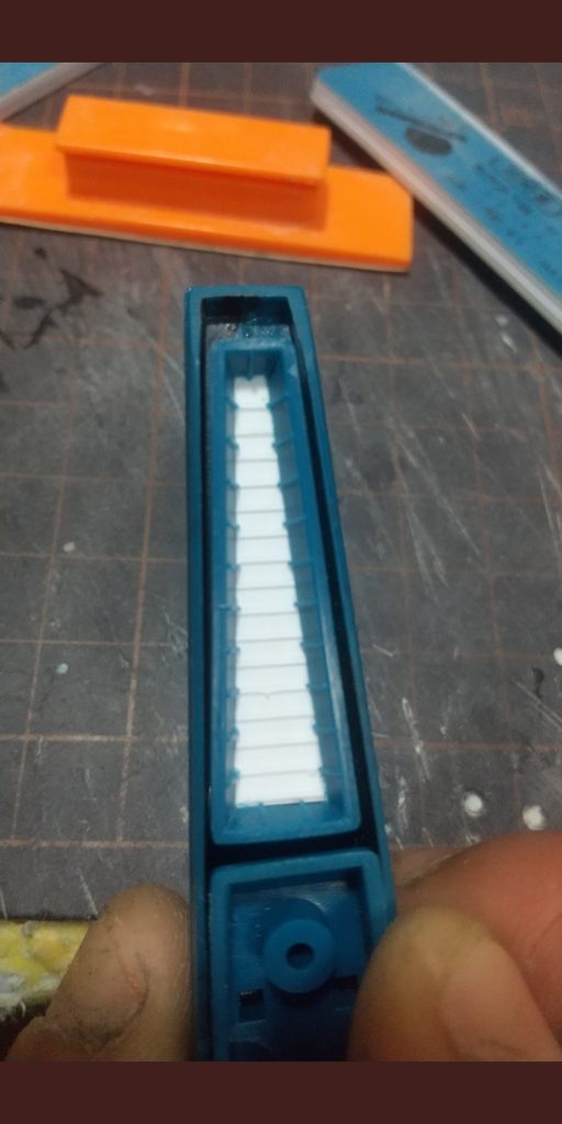 サフ前までスルーするつもりが我慢出来なかった…裏からペラペラになるまでヤスリをかけ、ぶち抜きましたエバーグリーンのスリット入りプラ板にて