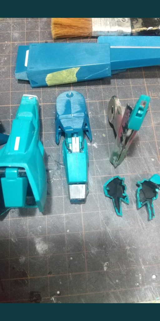 モノアイカバーくり抜きやプラ板にて失ったディテールや肉抜き穴にフタ