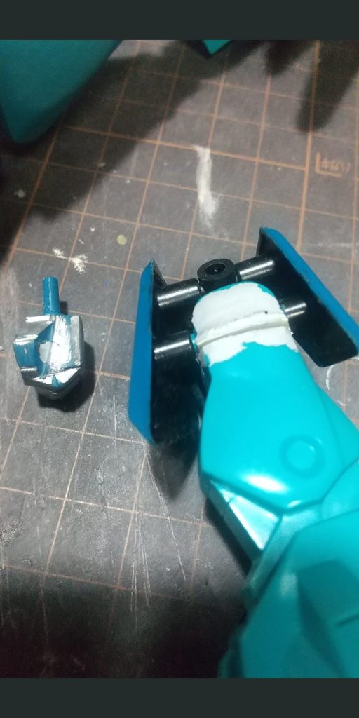 大きな改造はこのもものロールだけ！手首は出来が良いので穴塞ぎだけ