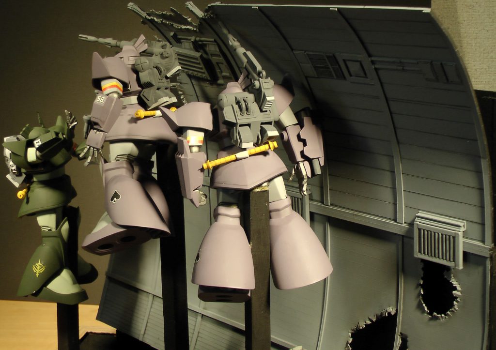 各機体は木の角棒で浮かせて固定しています。