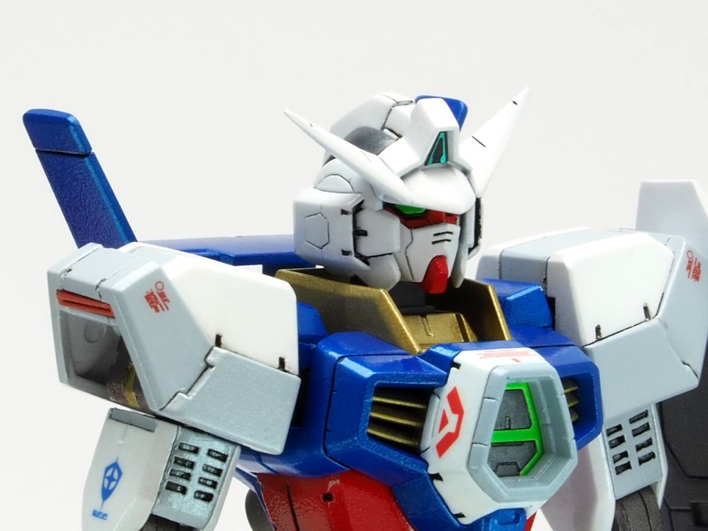 胸部のA文字に緑色の蛍光塗料を使用しています。両肩の側面にダクトを新造し、追加しました。