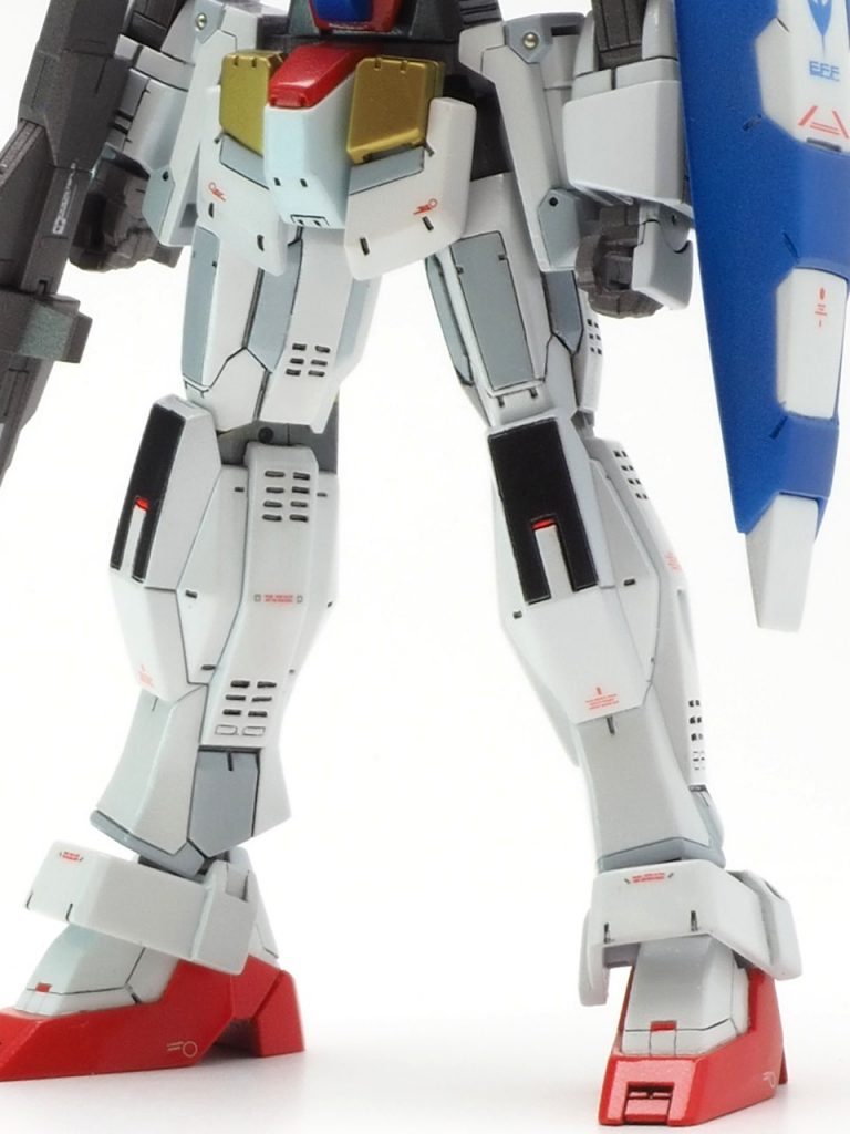 太腿のディテールは、上海に立っているフリーダムガンダムの立像を参考にし、新たに追加したものです。脚部のスリットは腕部以上に多かったので、精神面と集中力に大変負担がかかりました。