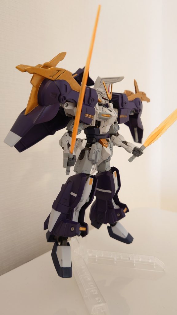 斜めから。上半身はバルバトスの胴体フレームにアスクレプオスの外装をかぶせた形です。腕は基本的にはバルバトスのもので、二の腕の外装と肘アーマーはアスクレプオスのものをかぶせています。拳はバルバトスのものは形が独特なので、もっとシンプルなものが良いと思い、ジャンクパーツにあったHGUC陸戦型ガンダムの拳を使っています。