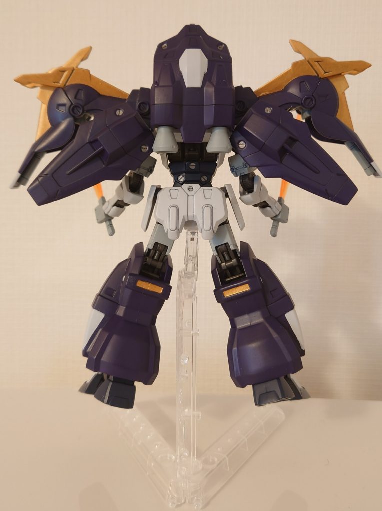 背面。下半身は膝上まではバルバトスのものです。腰アーマーはアスクレプオスのものを使っており、バルバトスの腰フレームに接着したり、ポリキャップで接続したりしています。膝下はアスクレプオスのものをそのままで中をくりぬき、バルバトスのフレームの膝下をカットして差し込んでいます。足首は、アスクレプオスの足を前後にカットしてバルバトスの足首に接着しています。