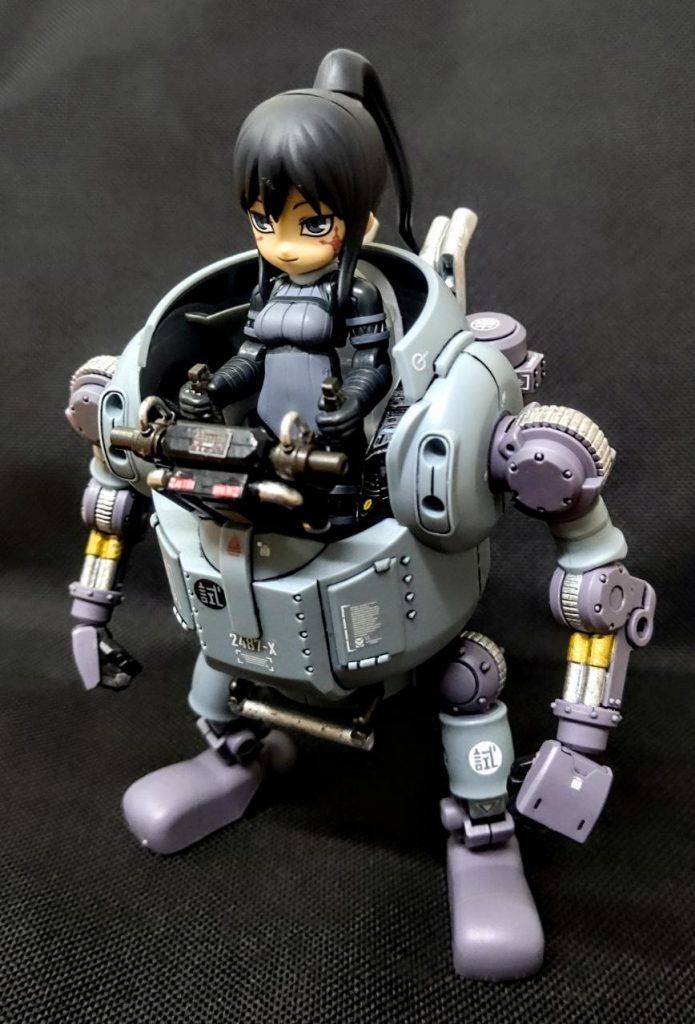 パイロット候補としてはヘキサギアのガバナーを用意していたのですが、雰囲気やサイズ感が個人的にマッチしませんでした。他の方がやっているのを探し出しデスクトップアーミーに辿り着きました。辿り着くのに1週間、一番安いフィギュアを試しにネットで買ってみて乗せるのに3日、そこから更にパイロット選定が迷いに迷って5日・・・ようやく行き着いたのがヘルメットを被ったザコ兵士っぽいフカ次郎と配色がイメージに合っているピトフーイ、配色やバイザーなどがカッコ良いが値の張る甲殻機動隊の少佐。迷ったあげく配色でピトフーイさんになりました。 え、こう言うフィギュアってこんなに高いの?みたいな・・・定価軽く超えてるじゃない!検索掛けた時にも少し思ってはいたけど、欲しいものが決まると余計に、ネ。この値段なら、ガンプラのあれやこれも買える!とかあのパーツやそのパーツが買える!とか考えてしまうとポチるのを迷う迷うw