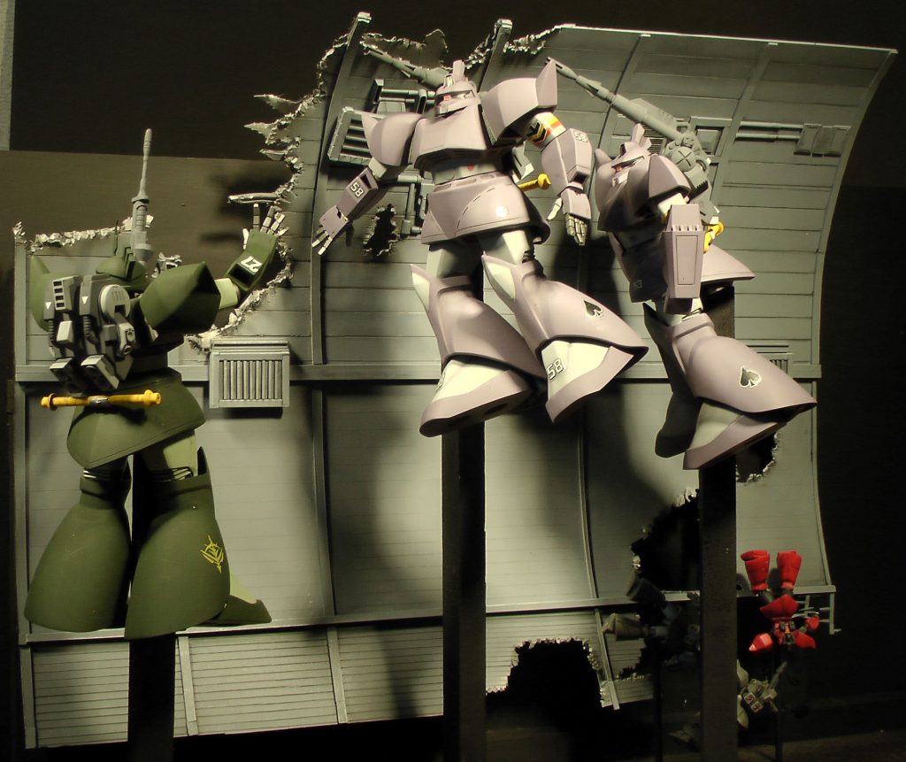 背景のスペースコロニー残骸？はプラ板・プラ棒ジャンクパーツ等でつくりました。