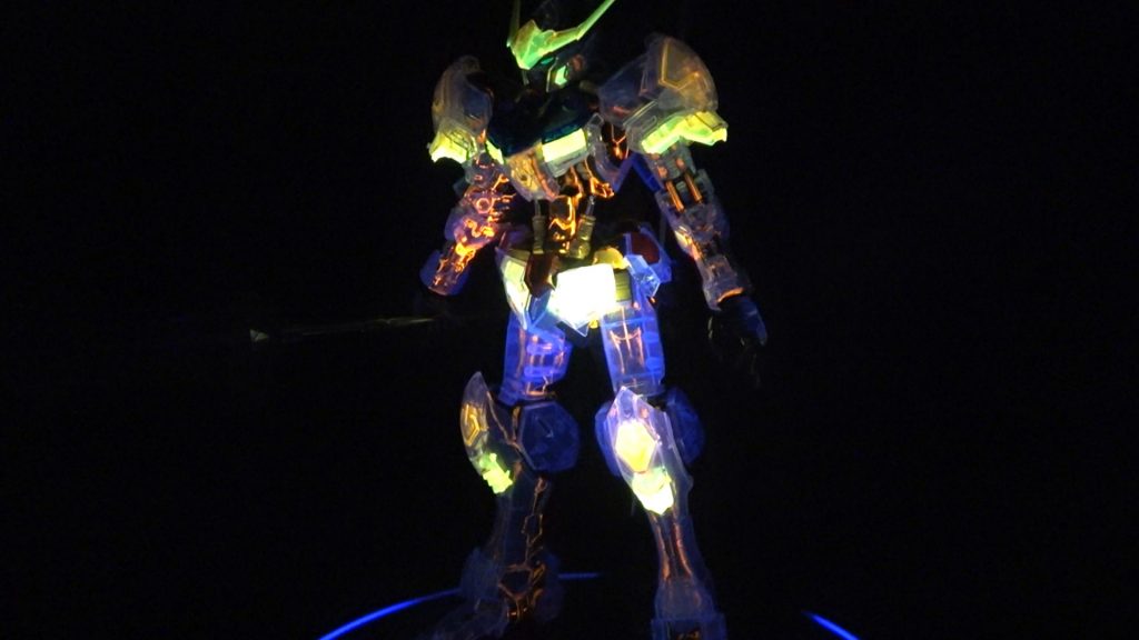 ブラックライトで発光させた写真と通常の写真を、交互に載せていきます。