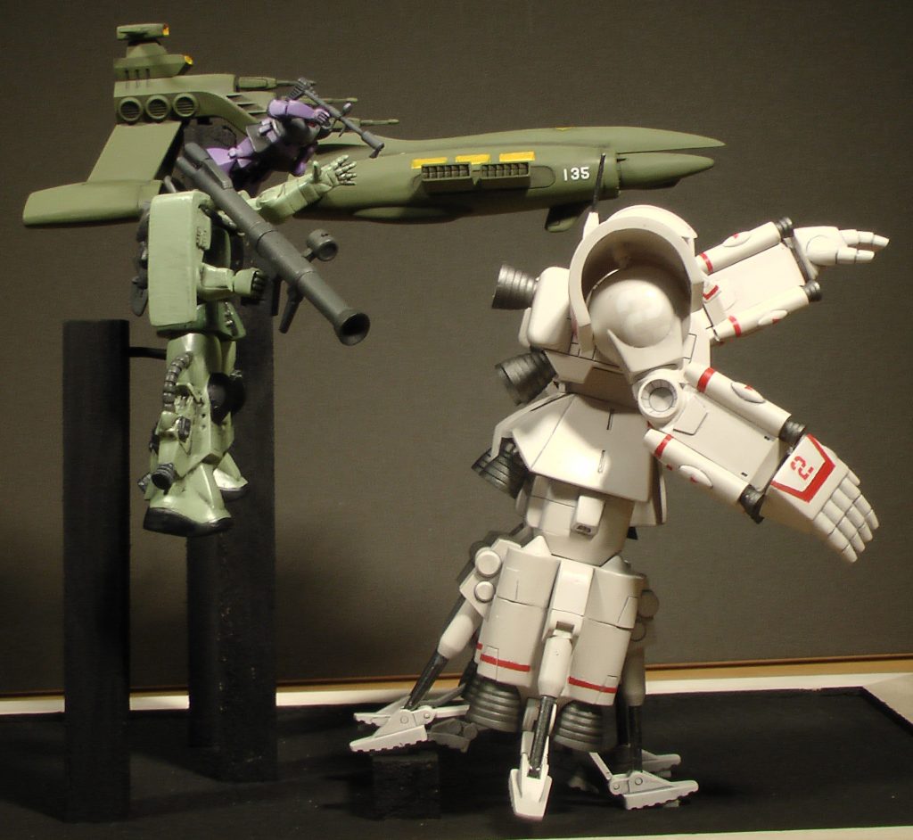 ザクⅡR型は、リサイクルショップで入手した景品？にバズーカを自作して持たせています。リックドムはミデア1/550の付属品のポーズ替えです。