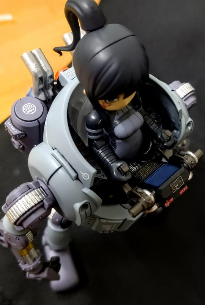 操縦桿やモニターはヘキサギアから。操縦桿は少しヤスリで削って細くし逆さに取り付け、本体や座席に固定せず手持ち仕様にしてあります。そうしないとコクピットにパイロットを非常に乗せにくいwモニターはメタリックブルーにスカイブルーを少し混ぜたもので塗ってみました。