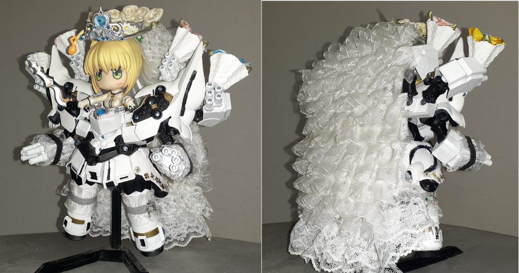 そんなわけでゾルタンさんリスペクトも含んでのブライド・ネロ・ジオングの完成です！深紅のネオジオングを白にするのが一番大変だった……（塗装ミスもあったため、スプレー缶4缶がお亡くなりに）今回は100均の商品にすごいお世話になりました。ティアラとネックレスは100均のお人形さん用お姫様セットを転用。ヴェールやフリルの装飾はレース素材を購入して装飾。各所にちりばめたクリスタルはスマホデコ用のクリスタル素材を使っています。