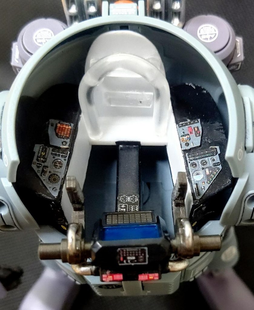 作りはショボイですが一応コクピット内見えないかなっと思ってだいぶ手抜きですwプラ板を切って貼り付けて裏から補強かましてのハリボテ仕様。脱着出来る様に若干サイズを小さめに、そしてかなり適当にハサミで切り出したのでカタカタとグラつきます。デスクトップアーミーの背中のでっぱりが収まるように背もたれをつくりました。計器類は1/35戦闘機用の物です。確かF-14トムキャットのだったかな。もう少し考えてからコクピットは作り直したいと思います。