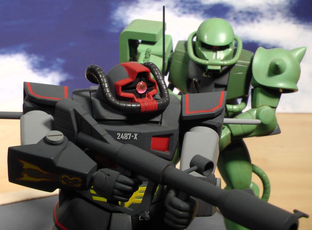 ドムの上腕を延長して、箱絵のようにジャイアントバズを構えさせています。