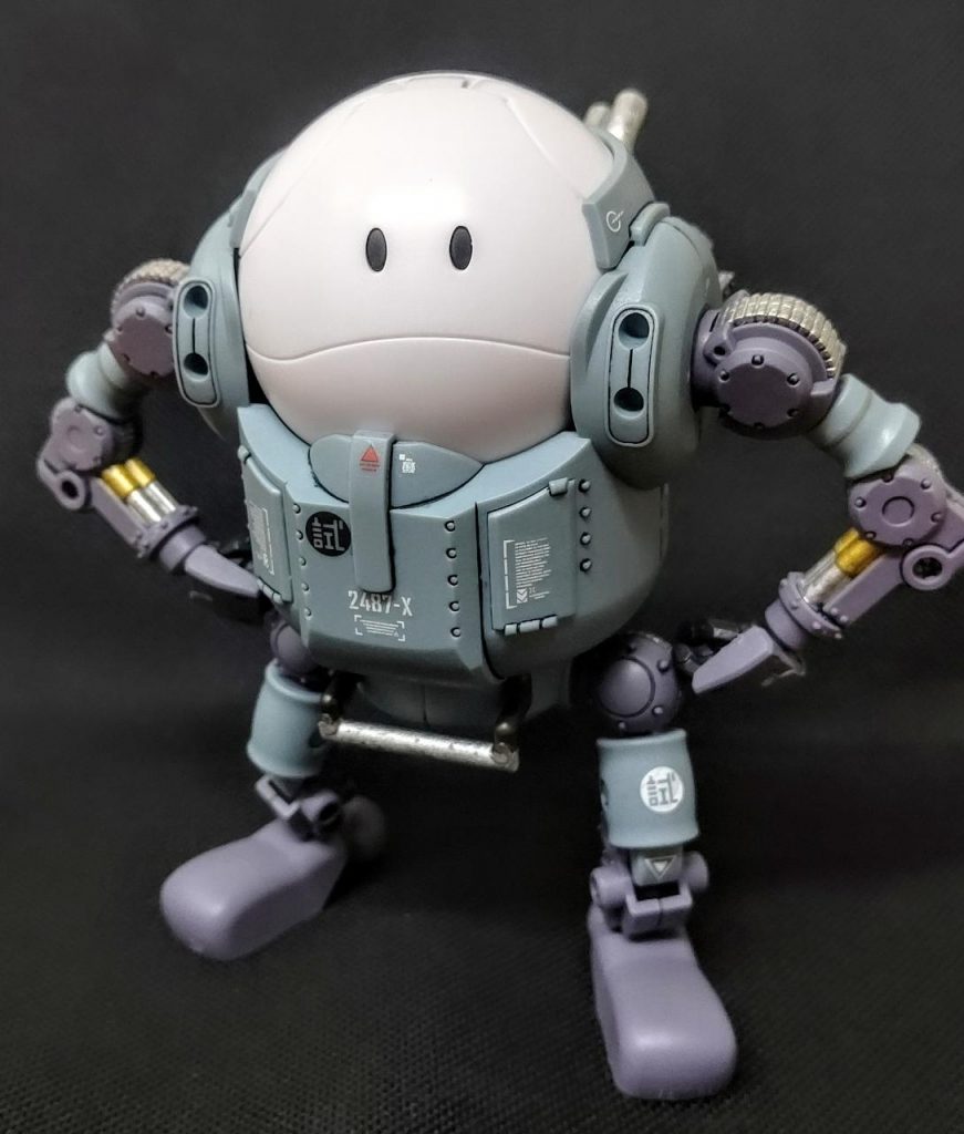 自作コクピットを除けばモビルハロに。腰にガードを取り付け、筆で部分塗装した以外はデカールとツヤ消しトップコートだけで後はそのまま。