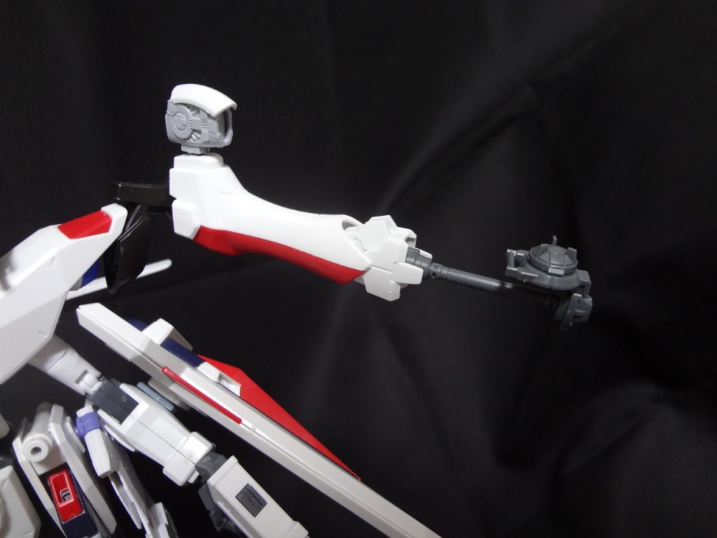 ●肩部フレキシブルライフルコンセプトは火力重視なんですが、明らかに前面に対しての制圧力しかないので、横にも打てる砲台が欲しいなと。脚部外装パーツが丸々余ったので、それを砲台に見立てて30mmと合体。肩部との接続面はリン子足を再利用しており、ボールジョイントのおかげで本当にぐりんぐりん動かせます。肩付近に装備された高火力武器ってのは男浪漫なんですよ……。ゴッドフリートが抜けた穴はローエングリンで埋めてます。2~3か所のあけのみで接着もろくにせず実現!