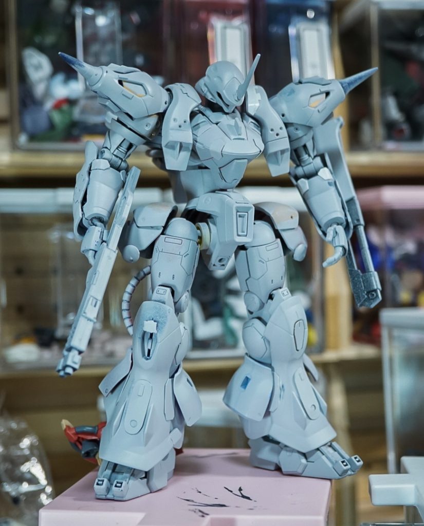 サフ使用キットはケンプファーアメイジングガーベラテトラ、シャアザク、νガンダム、メッサーなど各部パイプには百均のイヤホンケーブル、股関節にはボタン、腕の中のチラ見せ構造は結束バンドと今回も百均素材でディテールアップしましたつま先も結束バンドのロック部分だったりしますがバレてますか?