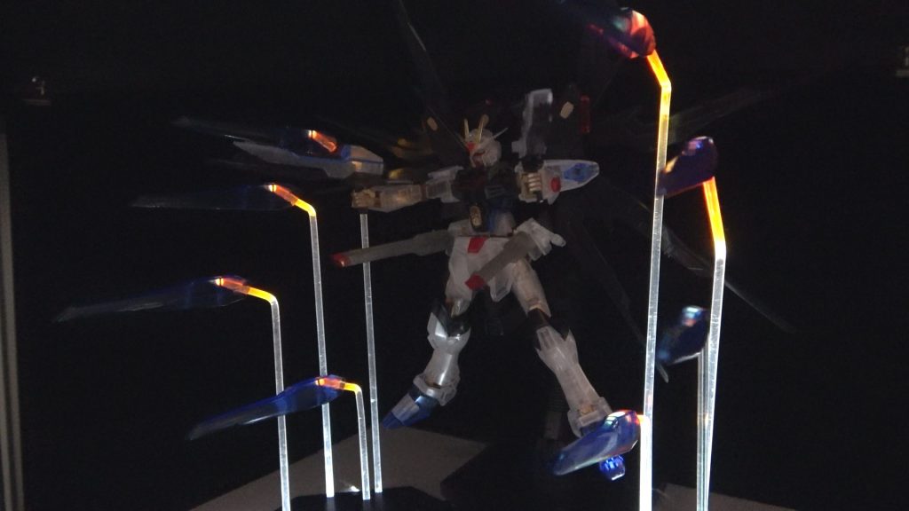 ドラグーン浮遊用の棒を作りました。下から懐中電灯で光を当てる事で、内部を光が通って発光します。