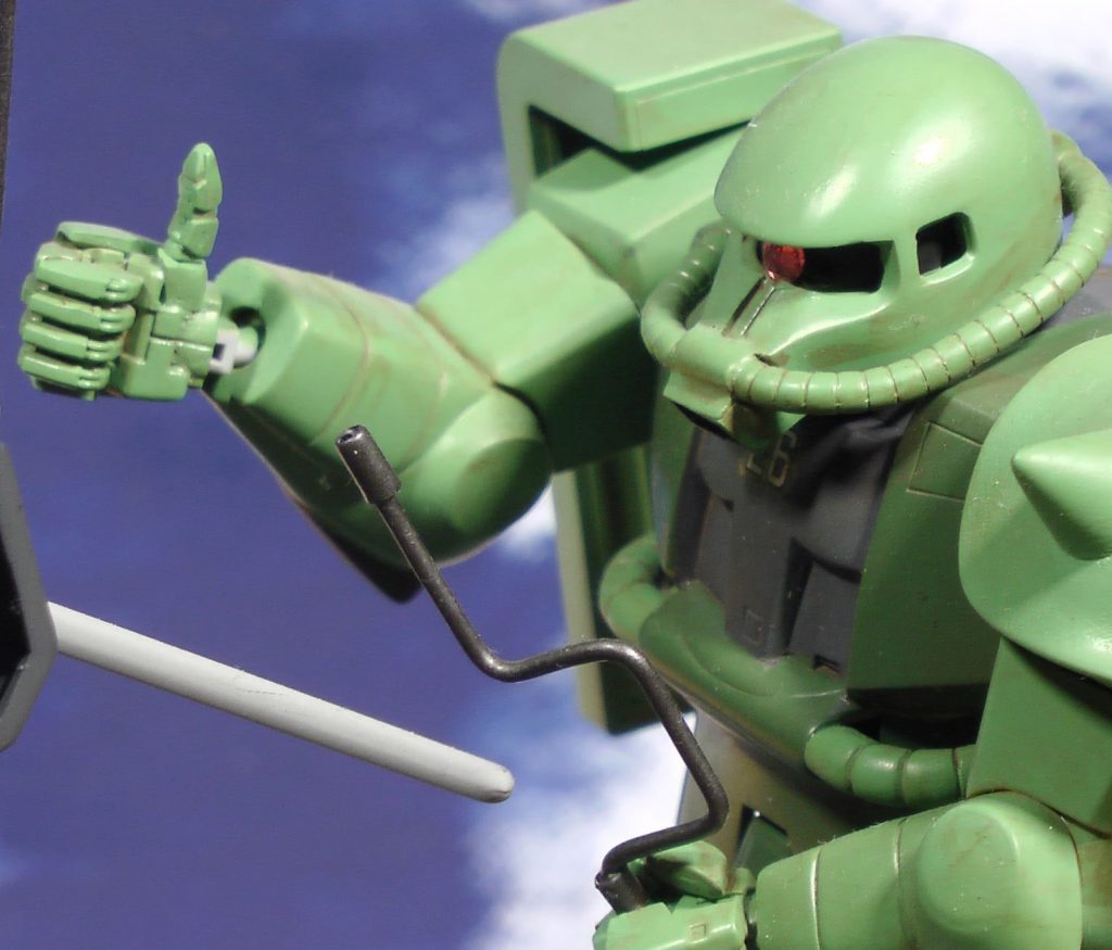 量産型ザクは、謎のレンチとサムアップで応えます。