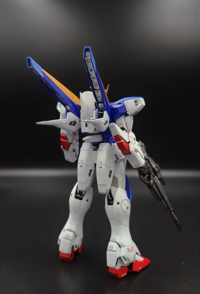 ミノフスキードライブ発生部のディテールがキットのままだとあっさりしているので、それらしいディテールをプラバンで作成し貼り付けました。