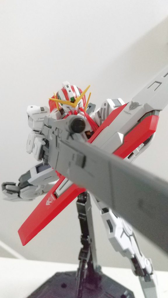 ビームライフル構えポーズ。ビームシールドも付属してます。ナドレは稼働範囲が広く、ほとんどのポージングは再現できます。