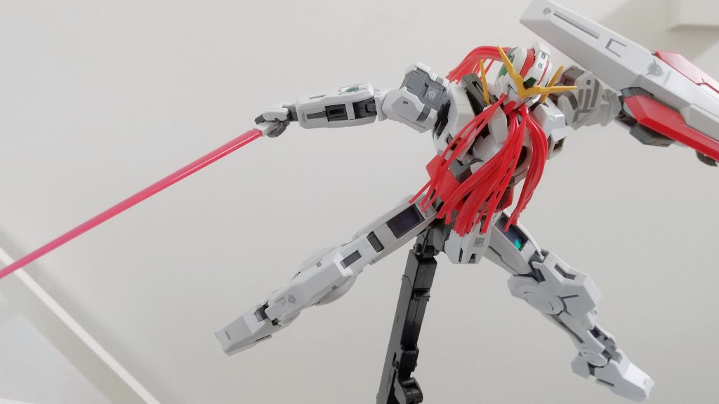 ビームサーベル構えポーズ。ナドレ、放送当時はあまり好きじゃなかったですが、このキットがカッコ良すぎて好きになりました笑