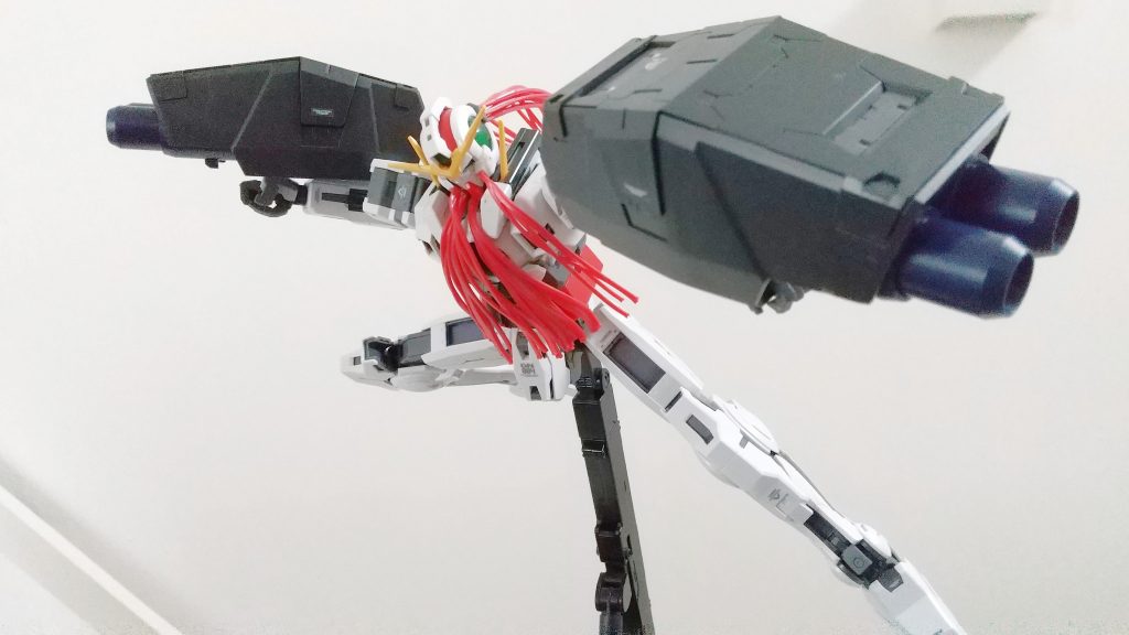 装甲を分離することでのガンダムナドレの再現はほとんど完璧に再現できます。大量のコード部分は差し替えでしたが、それ以外はスムーズにパーツをパージできました。